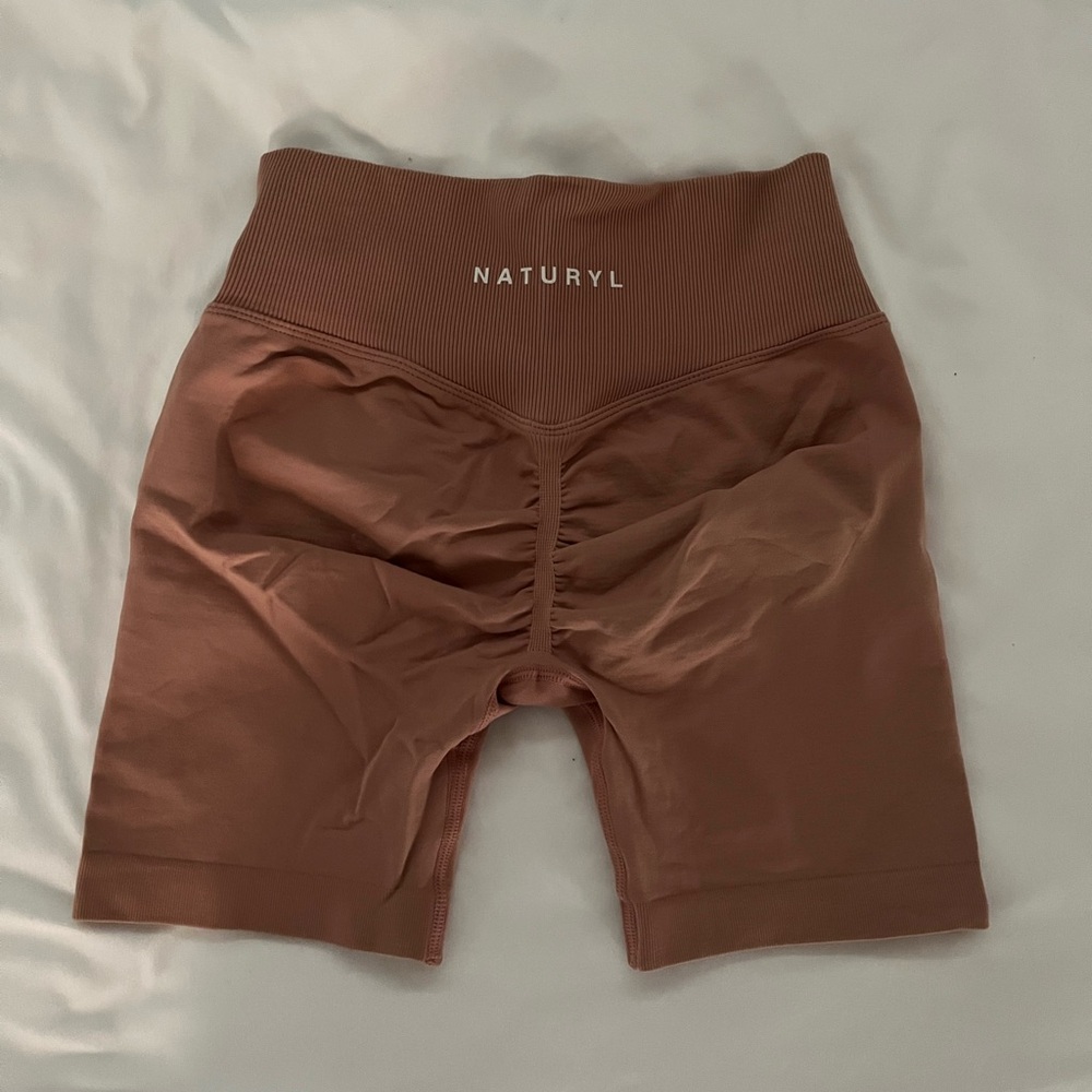 Naturyl by Niykee rose shorts size small 🩷